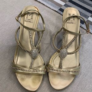 Adorable gold kitten heels. Like New!